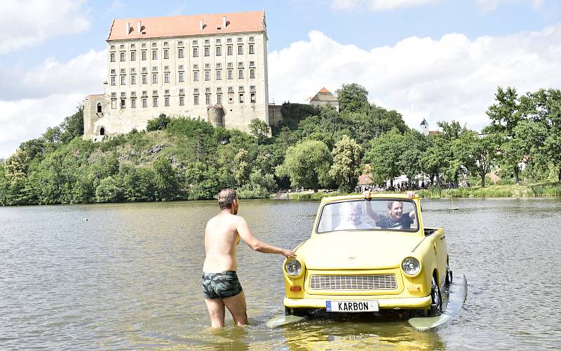 Majitelé nesmrtelných východoněmeckých vozidel se sešli o víkendu v plumlovském kempu Žralok. 2.7. 2022