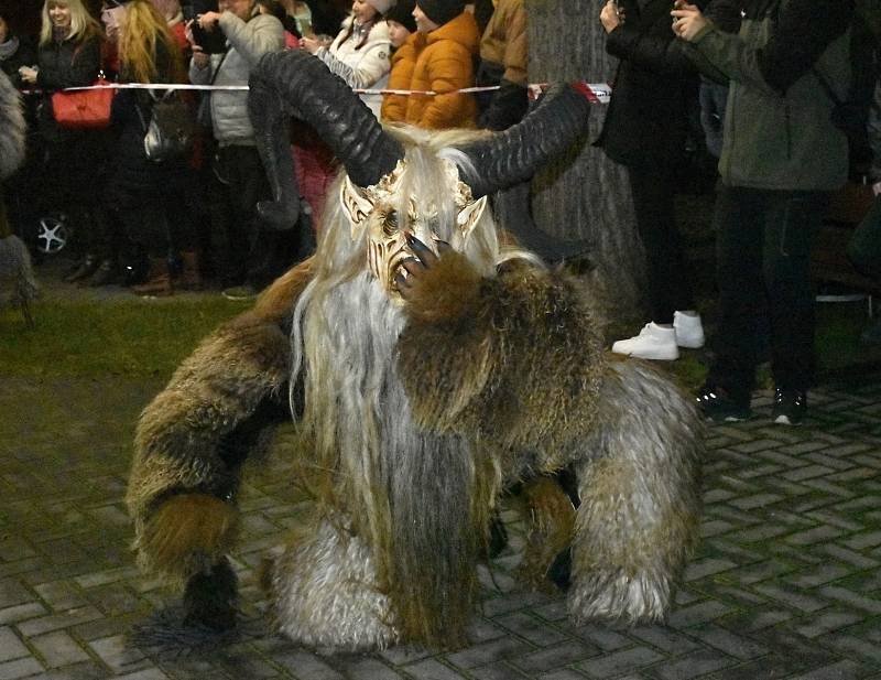 Mikulášská nadílka spojená s průvodem alpských čertů Krampusáků potěšila U Rockyho davy lidí. 4.12. 2022