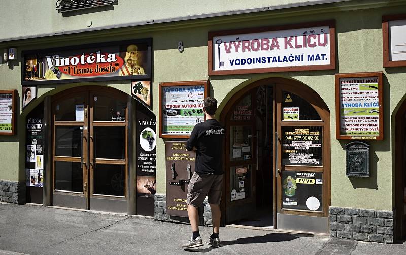 Prostějov. Po dlouhé době se otevřely obchody s oděvy, bazary nebo klenotnictví.