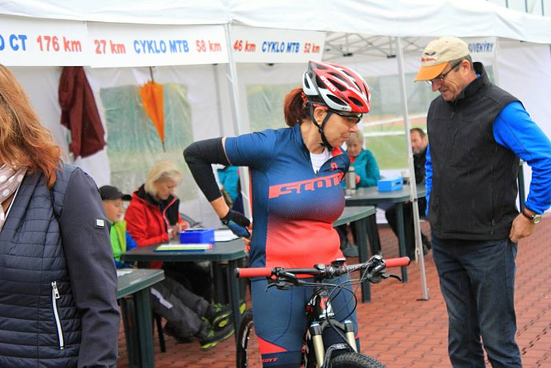 Deštivé počasí cyklistům nepřálo, přesto jich pár desítek na populární závod vyrazilo. 7.9. 2019