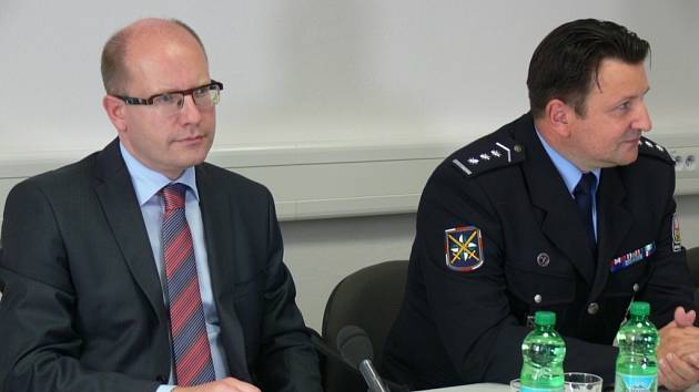 Premiér Bohuslav Sobotka se na pracovní návštěvě zastavil i na Územním odboru Policie ČR v Prostějově. Na fotce Bohuslav Sobotka s prezidentem policie ČR Tomášem Tuhým.