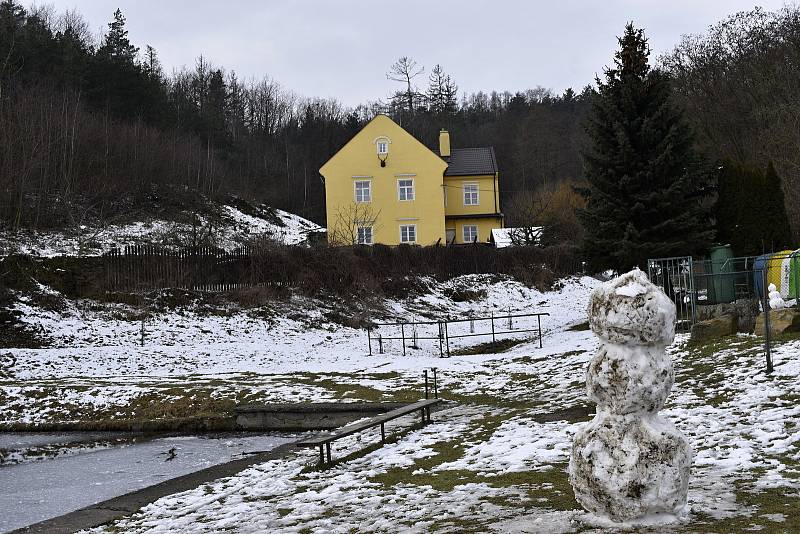 Slatinky jsou malou obcí krčící se ve stínu Velkého Kosíře.