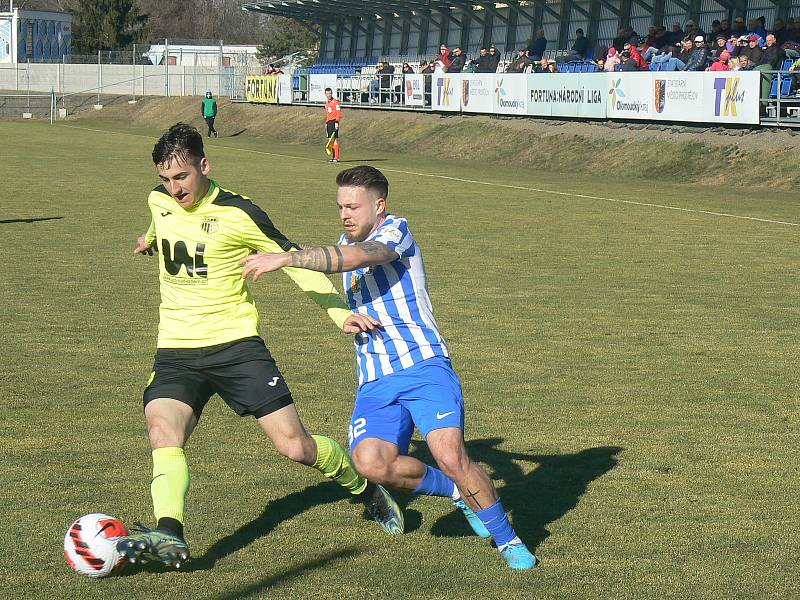 Fotbalisté Prostějova (v pruhovaném) nedokázali na jaře ani na druhý pokus bodovat a podlehli doma týmu Ústí nad Labem.