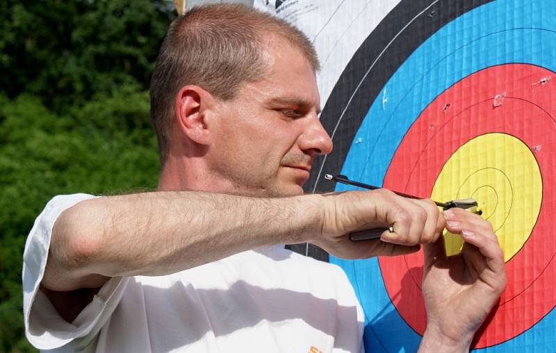 Kušista Bohumil Korbař na střelnici v Plumlově