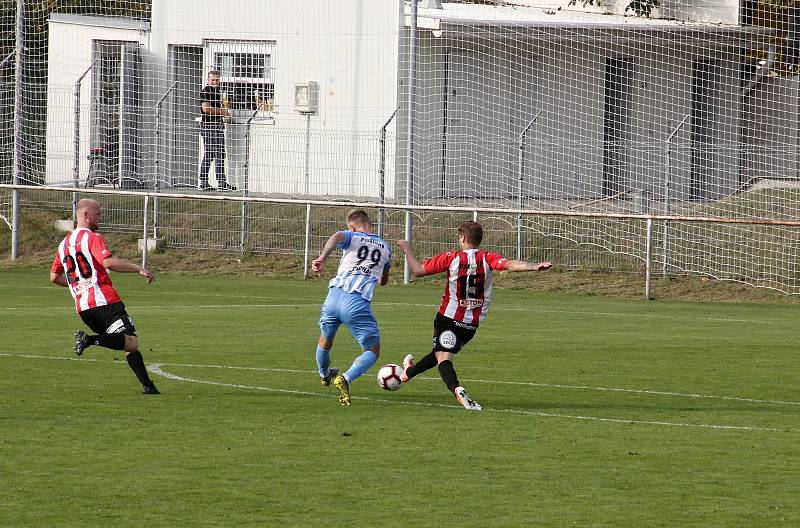 Fotbalisté Prostějova (v bílo-modrém) porazili Žižkov 2:1.