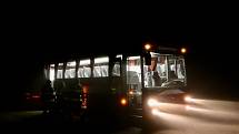 Noční cvičení záchranných složek při nehodě autobusu ve Vrbátkách.