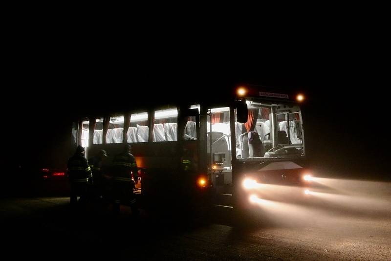 Noční cvičení záchranných složek při nehodě autobusu ve Vrbátkách.