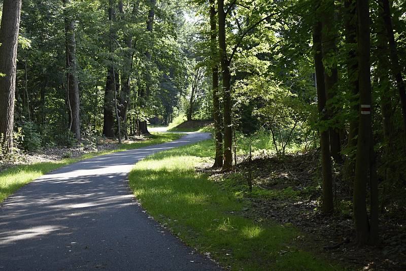 ZÁKAZ. Stezka je dávno hotová, ale oficiálně se na ni nesmí ani vstoupit. Foto: Deník/Zdeněk Vysloužil