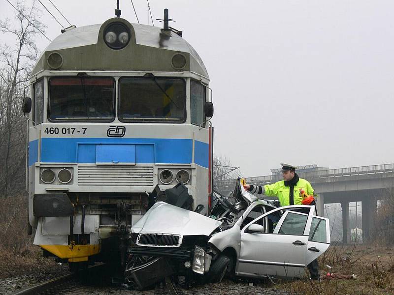 Střet osobního auta s vlakem poblíž prostějovského Tesca