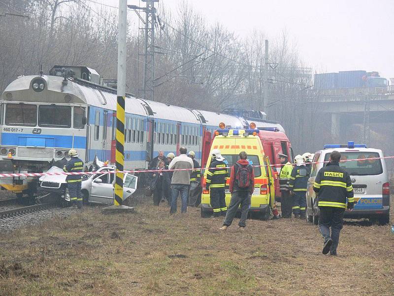 Střet osobního auta s vlakem poblíž prostějovského Tesca