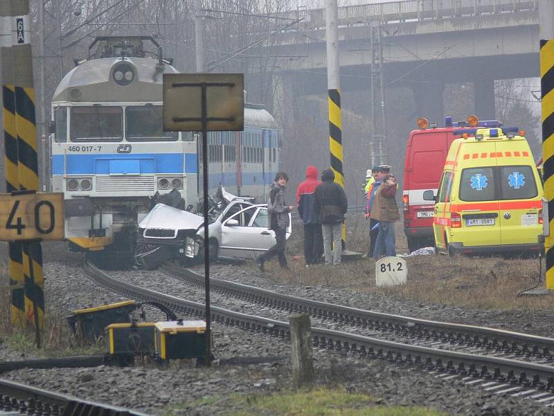 Střet osobního auta s vlakem poblíž prostějovského Tesca