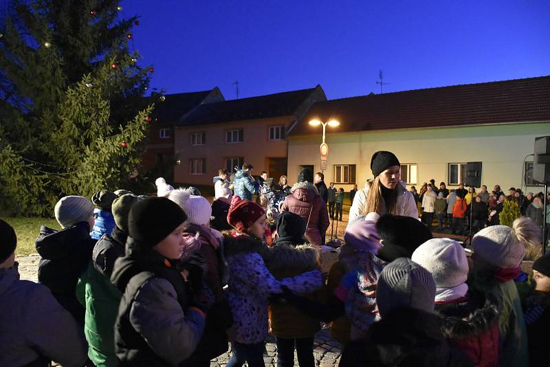 Rozsvícení vánočního stromu v Nezamyslicích 2019