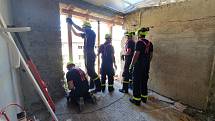 Exploze v Olšanech u Prostějova: hasiči usilovně pracují na zabezpečení poškozených domů a hledají v sutinách za pomoci speciální techniky. 18. 7. 2022