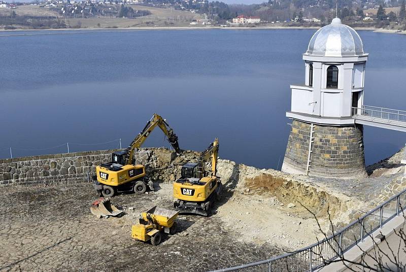 Plumlovská přehrada 26. března 2021. Velká rekonstrukce výpusti Plumlovské přehrady už běží. Nízká hladina odkrývá část dna a starou hráz