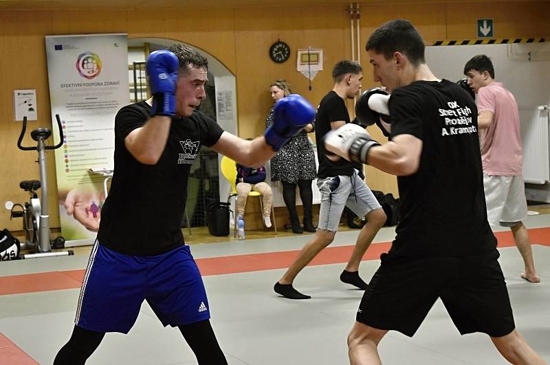 Tělocvičnu na Vápenici navštívili profesionální boxeři Václav Pejsar a Pavel Albrecht, kteří předávali své zkušenosti mladým sportovcům z Prostějova.