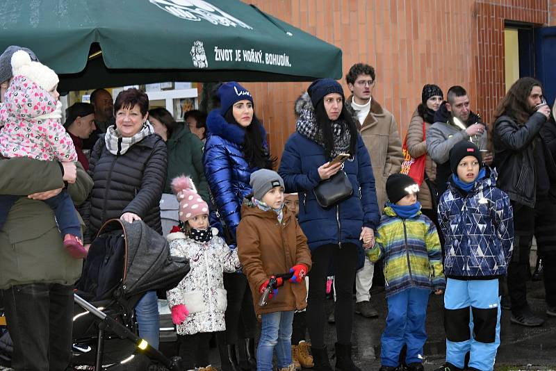 Oblíbené prostějovské okénko Punč na sídláku poctil v neděli svou návštěvou Mikuláš s andělem a čertem, 5. 12. 2021