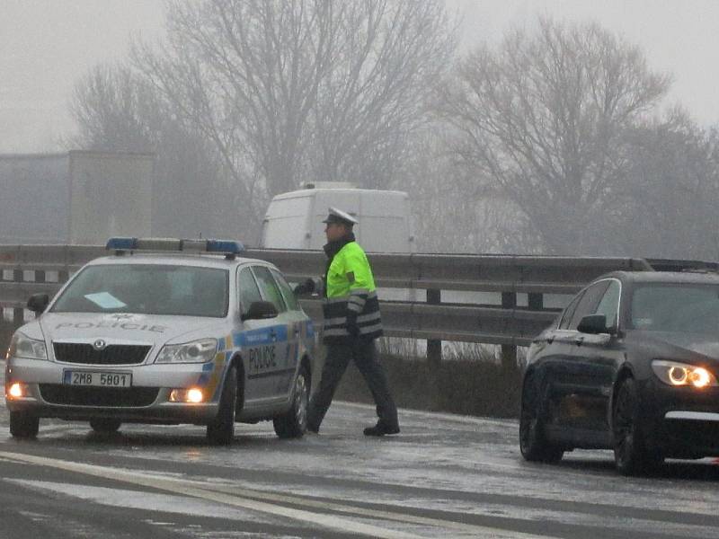 Zablokovaná D46 u Prostějova kvůli bouračkám na ledovce - 25. ledna 2016