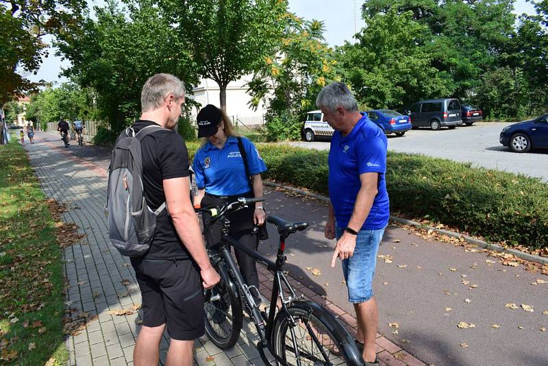 Kontrola dopadla docela dobře, cyklistům chyběly jen reflexní prvky. Foto: Policie ČR