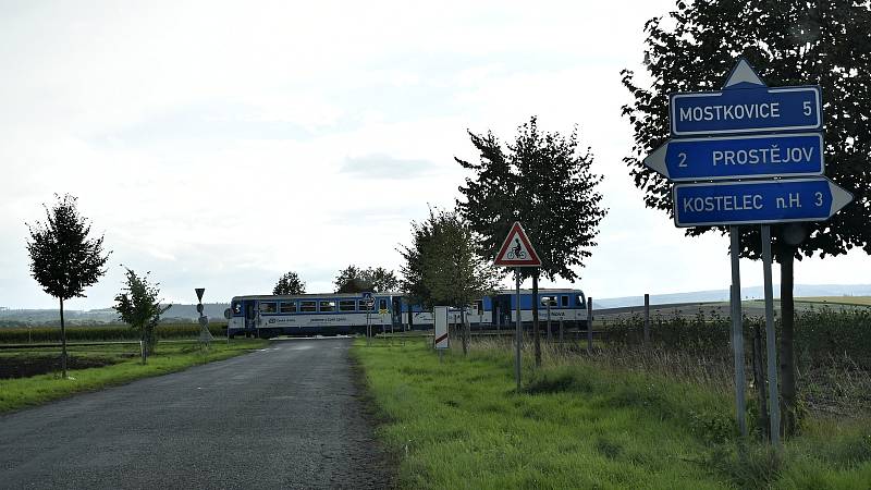Železniční přejezd mezi Kostelcem na Hané a Smržicemi bude zrušen.