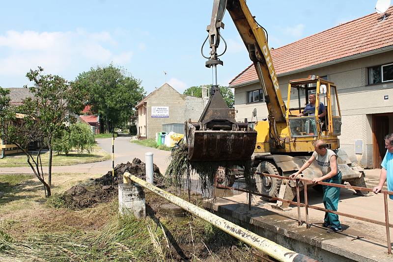 V Němčicích se vylila z břehů Žlebůvka a zaplavila na třicet domů. 14.6. 2019