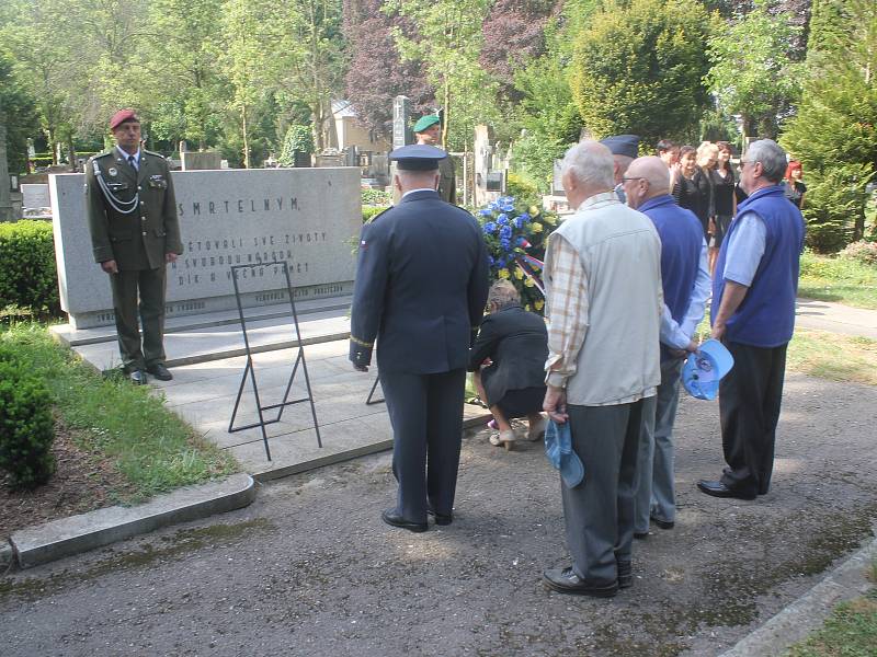 Na prostějovském hřbitově si politici, zástupci armády, policie i Sokola připomněli padlé z druhé světové války.