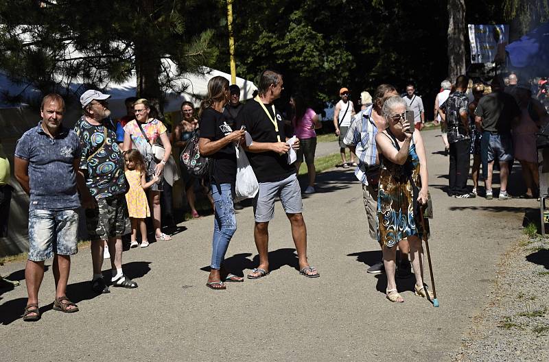 Odhalení originálního pomníku neznámého pijana v plumlovském kempu Žralok. 1.8. 2020