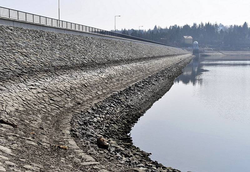 Plumlovská přehrada 26. března 2021. Velká rekonstrukce výpusti Plumlovské přehrady už běží. Nízká hladina odkrývá část dna a starou hráz