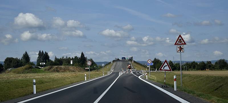 Spojka severního obchvatu od Olomoucké ulice na Smržice už slouží řidičům, stejně tak se dá projet přímo na Kostelec na Hané. 2.9. 2021