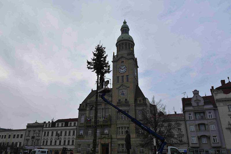 Z prostějovského hlavního náměstí zmizela vánoční dominanta, strom Horáček