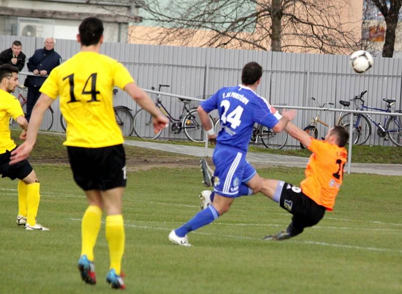 1. SK Prostějov zvládl první letošní domácí duel na výbornou. Silný Hlučín porazil 2:1 a získal tak dalš tři důležité body. Hrdinou zápasu se stal Tomáš kzár, který dokázal celé klání rozhodnout.