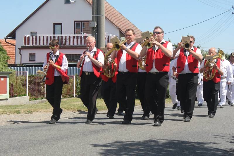 Suchdolští hasiči oslavili sto třicet let založení sboru. O radost z kulatin se přijeli podělit také jejich kolegové z celého okresu. 