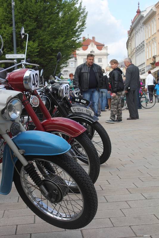 Desítky a desítky historických automobilů přijížděly v neděli ráno na hlavní prostějovské náměstí. Starší ročníky zde tak mohly zavzpomínat na své řidičské začátky, mladší pak obdivovat krásu sedmdesátiletých čtyřkolých dědečků. 