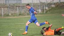 Fotbalisté Prostějova (v modrém) oslavili postup do druhé ligy výhrou 4:2 nad HFK Olomouc.