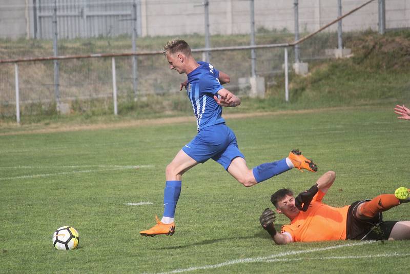 Fotbalisté Prostějova (v modrém) oslavili postup do druhé ligy výhrou 4:2 nad HFK Olomouc.