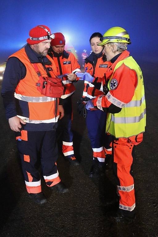 Noční cvičení záchranných složek při nehodě autobusu ve Vrbátkách.