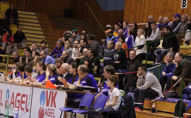 Prostějovští basketbalisté pětatřicet minut na soupeřem vedli, pak ale přišlo velké množství ztrát. Ostrava duel otočila a sebrala tak Hanákům naději na první letošní výhru.