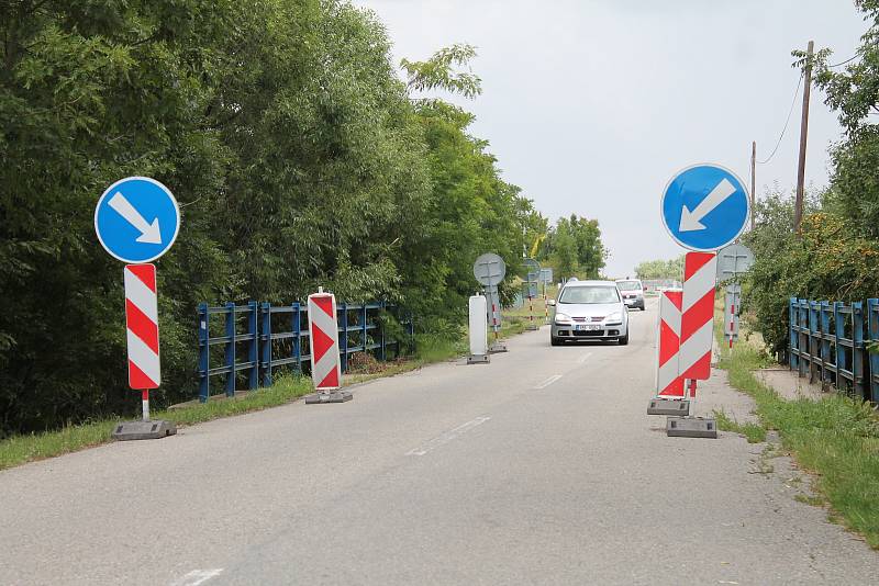 Omezení na mostu z Laškova do Kandie zamezuje průjezdu těžkých vozidel. Foto: Deník/Tomáš Kiss