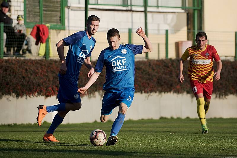 Fotbalisté FK Kozlovice (v nových modrých dresech) proti 1. BFK Frýdlant nad Ostravicí.