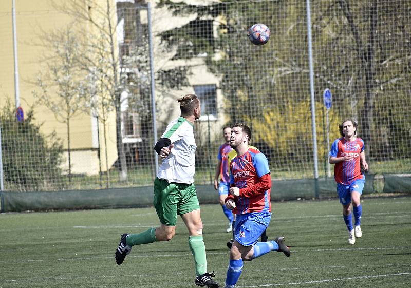 V utkání I.B třídy, skupiny B, dosáhli hladkého vítězství fotbalisté Hané (bílozelení), kteří nasázeli Smržicím čtyři branky. 17. 4. 2022