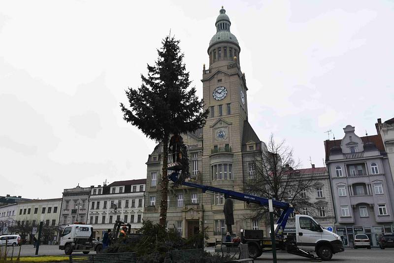 Z prostějovského hlavního náměstí zmizela vánoční dominanta, strom Horáček