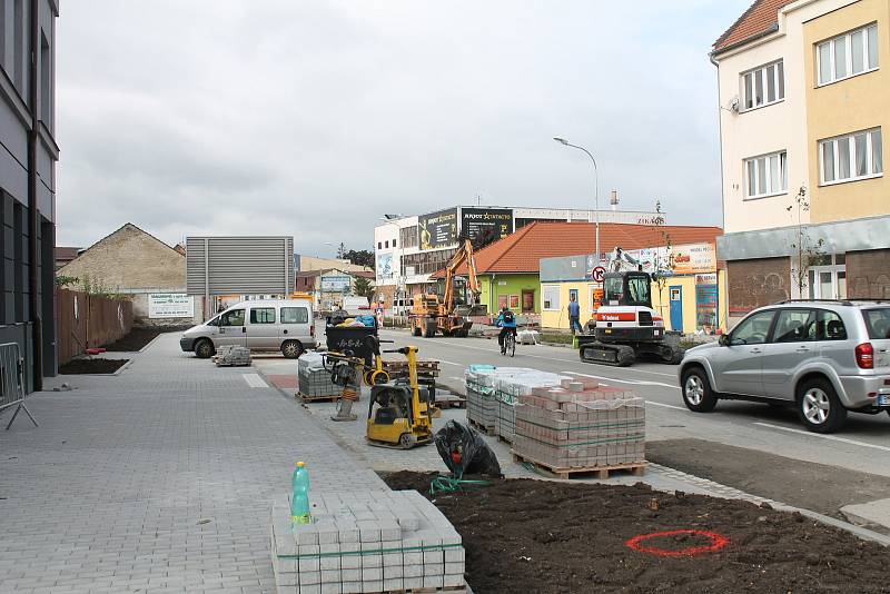 Ve dvou páteřních prostějovských ulicích probíhájí stavební práce a řidiči jsou na průjezdnosti omezeni.