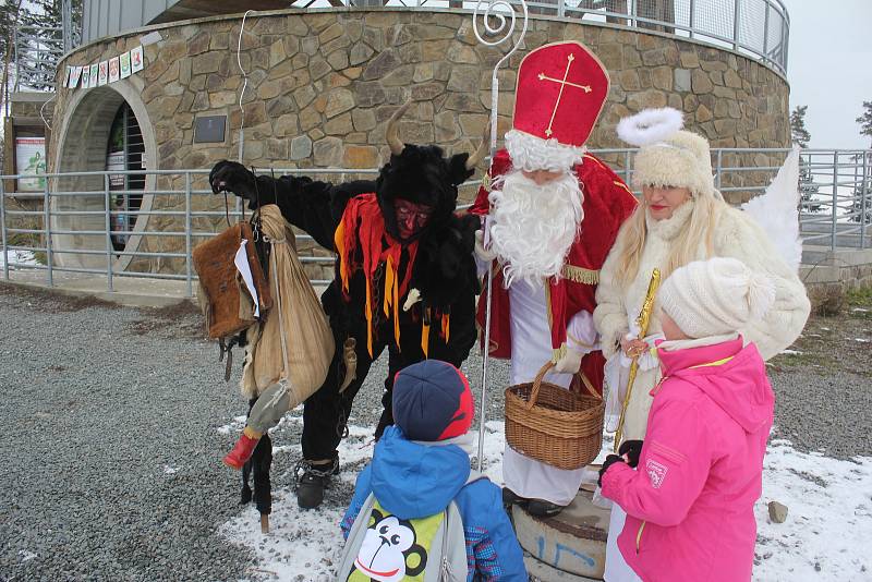 Turisté ze Smržic zorganizovali pro děti mikulášskou nadílku na Velkém Kosíři.