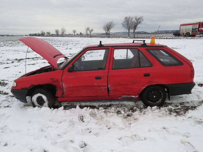 Řidič vyjel z vedlejší silnice v nevhodnou dobu, výsledkem jsou dvě zranění. 