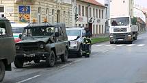 Řidička terénního jeepu nabourala včera dopoledne v Prostějově dvě vojenská auta.