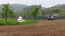 Bezpečnostní přistání německého armádního vrtulníku na poli u Pěnčína - 15. 5. 2019