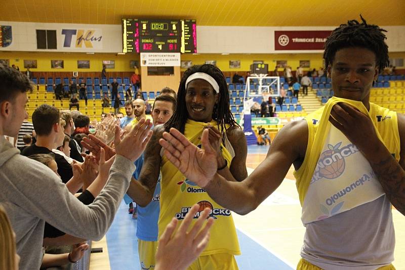 Basketbalisté Olomoucka (ve žlutém) porazili ve 2. zápase čtvrtfinále Pardubice 102:91.