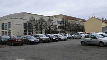 Pozemky po bývalé sodovkárně v centru Prostějova slouží v současnosti jako neplacené parkoviště. 27.1. 2022
