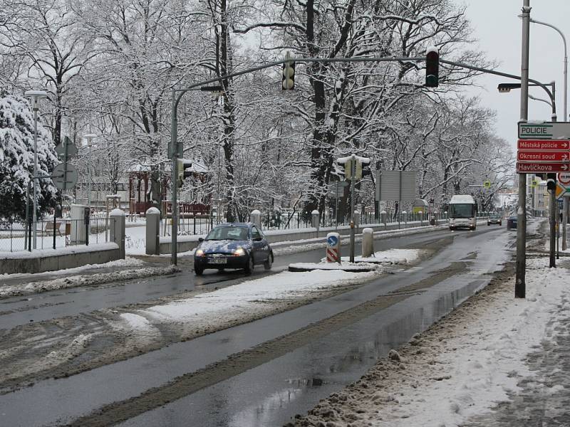 Ze soboty na neděli zasypal Prostějovsko sníh. Ten se nevyhnul ani okresnímu městu. Košťat se chopili i ti nejmenší.  