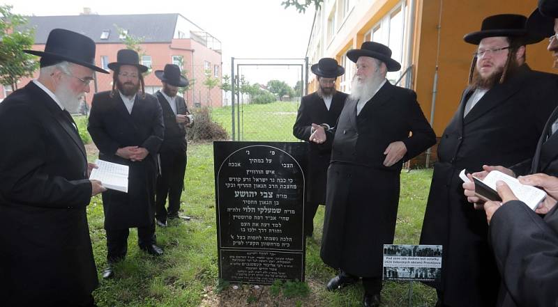 Zbožní muži z USA, Británie, Izraele, Rakouska a České republiky na místě starého židovského hřbitova v Prostějově