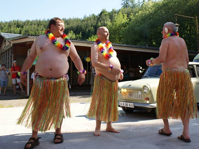 Bílý den v Hamrech - recesistická show Hawaiian Trabant